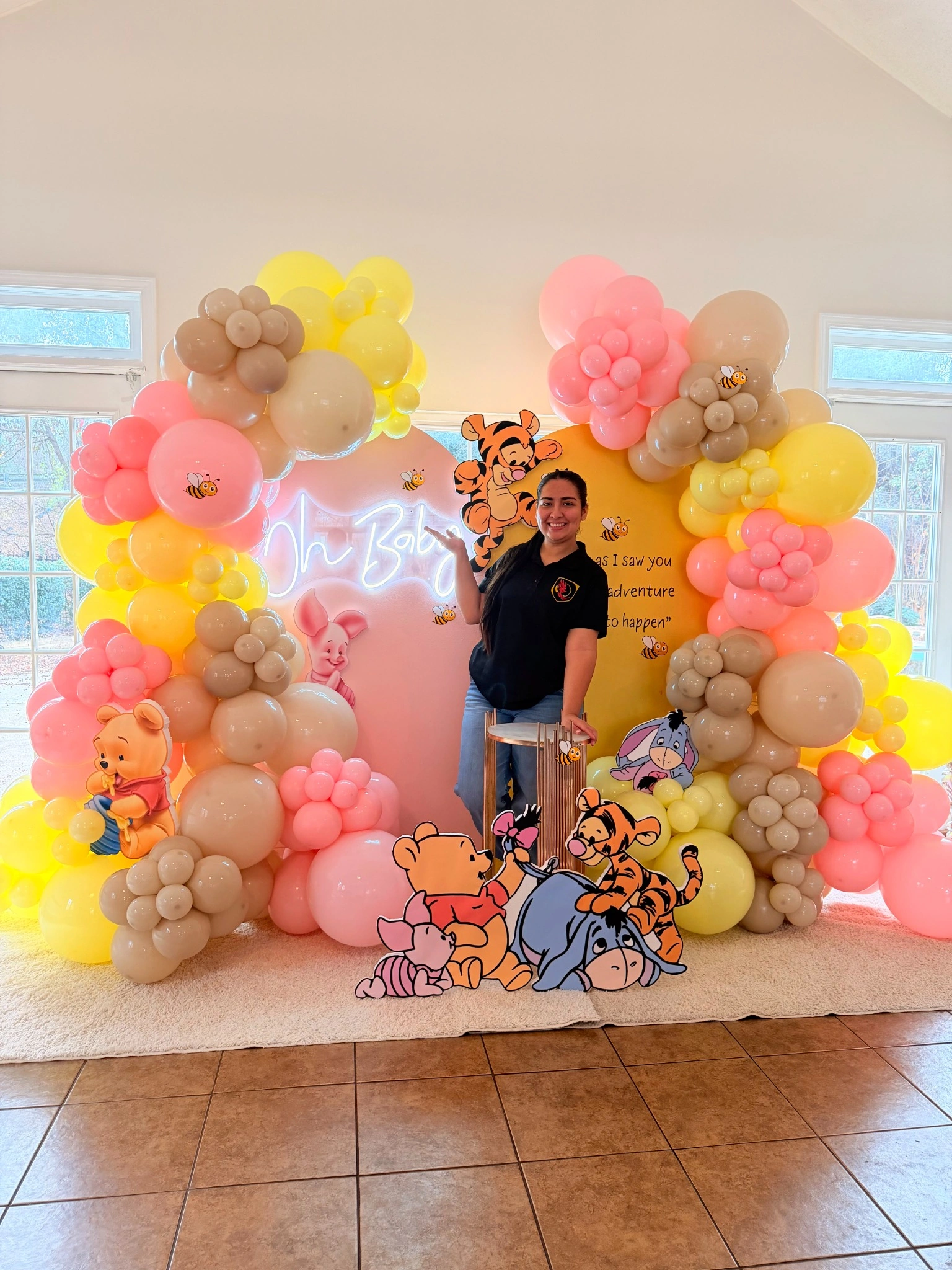 Ydnar trabajando en una decoración de globos